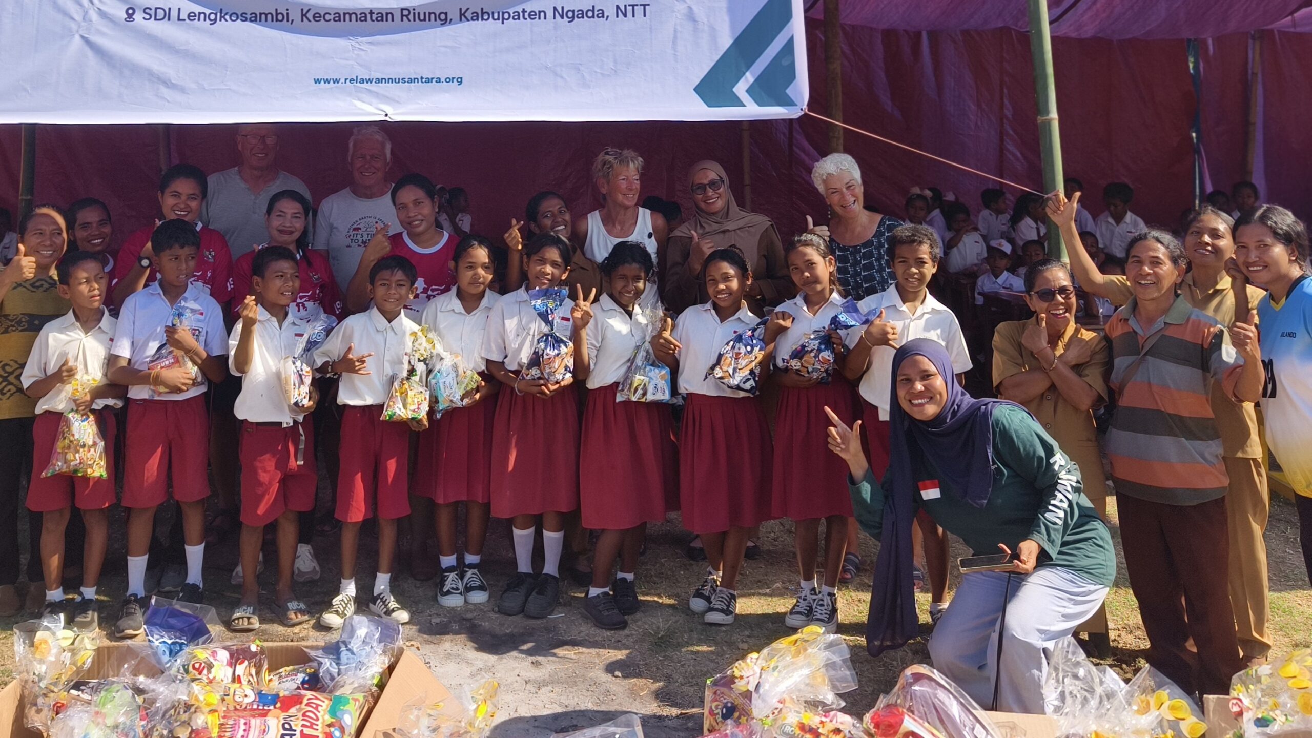 Siswa SDI Lengkosambi foto bersama relawan dan guru saat penyaluran paket PMT pascagempa NTT.