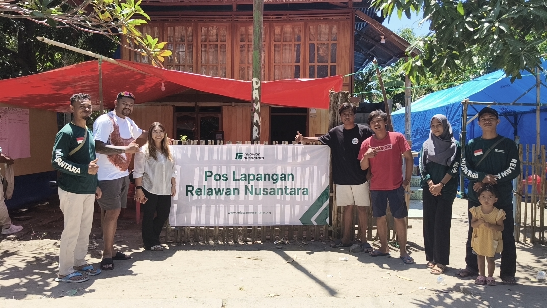 Tim Relawan Nusantara berfoto di depan Pos Lapangan Bantuan Gempa NTT.