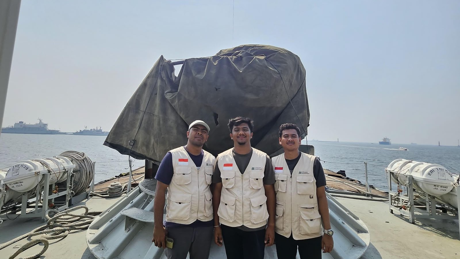 Tiga personel Relawan Nusantara mengawal pengiriman bantuan kemanusiaan gempa NTT di atas KRI Teluk Parigi-539.