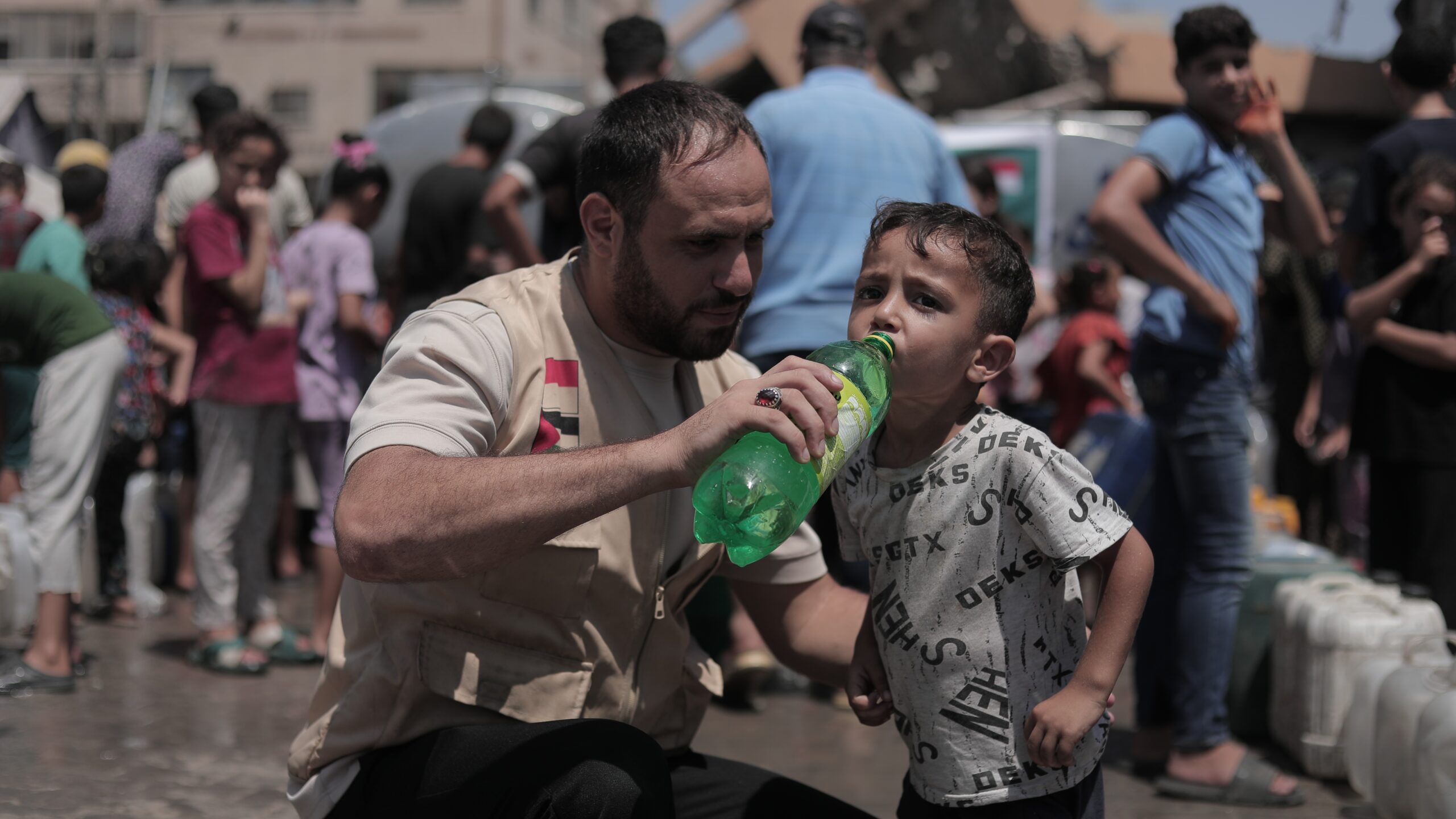 Petugas relawan nusantara meminumkan air bersih layak konsumsi kepada seorang anak di Gaza.