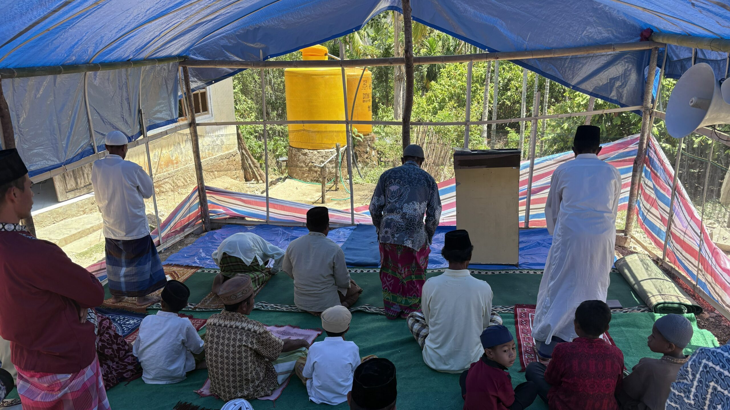 Umat Muslim Dusun Kowong melaksanakan shalat berjamaah dengan khusyuk di dalam tenda masjid darurat pascagempa Manggarai Timur.