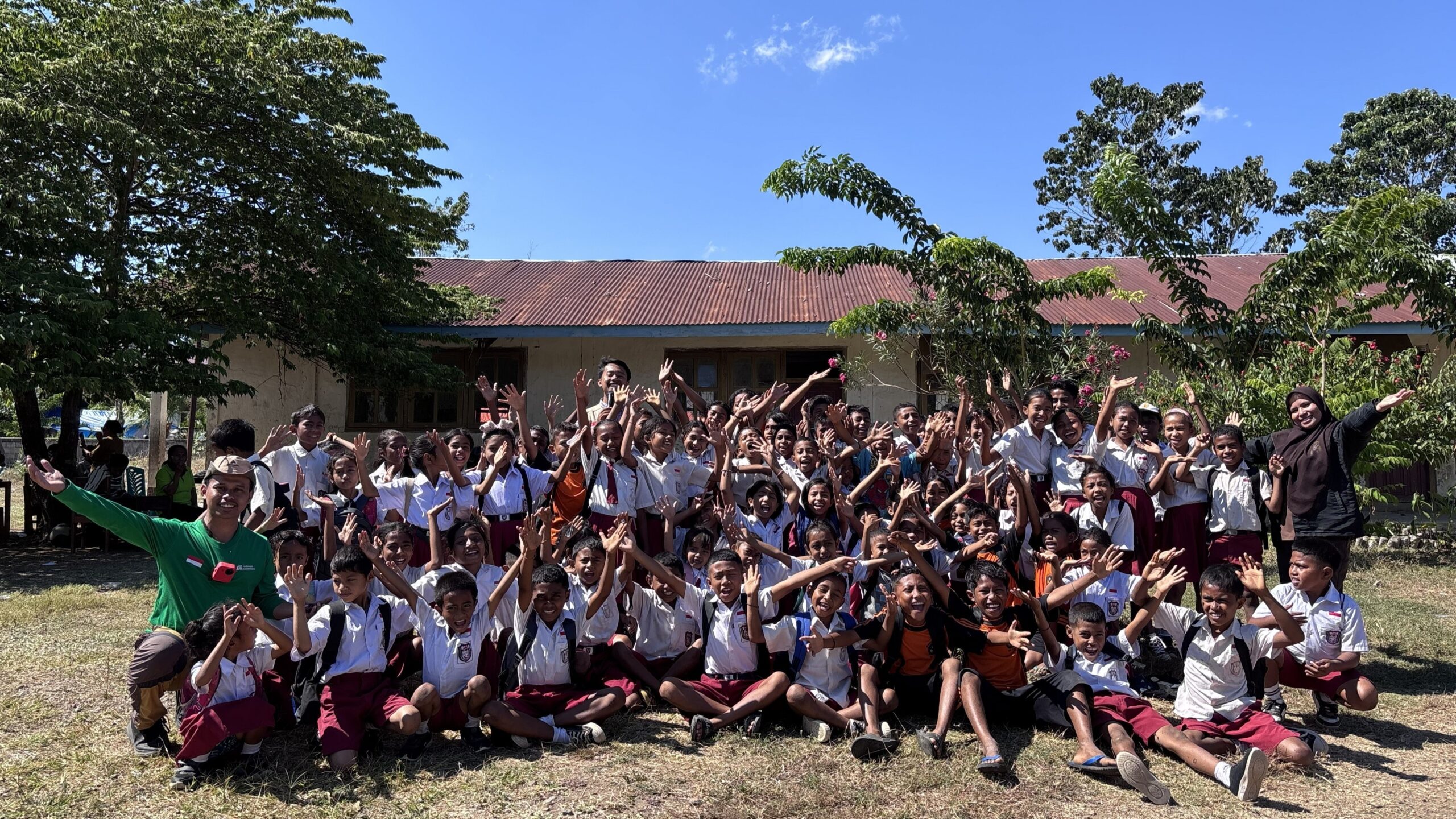 Siswa-siswi SDI Lengkosambi dan Relawan Nusantara ceria bersama dalam kegiatan trauma healing gempa Ngada.