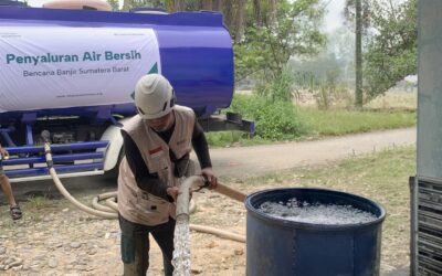 Bantuan Air Bersih untuk Warga Terdampak Banjir Bandang di Lubuk Minturun, Padang