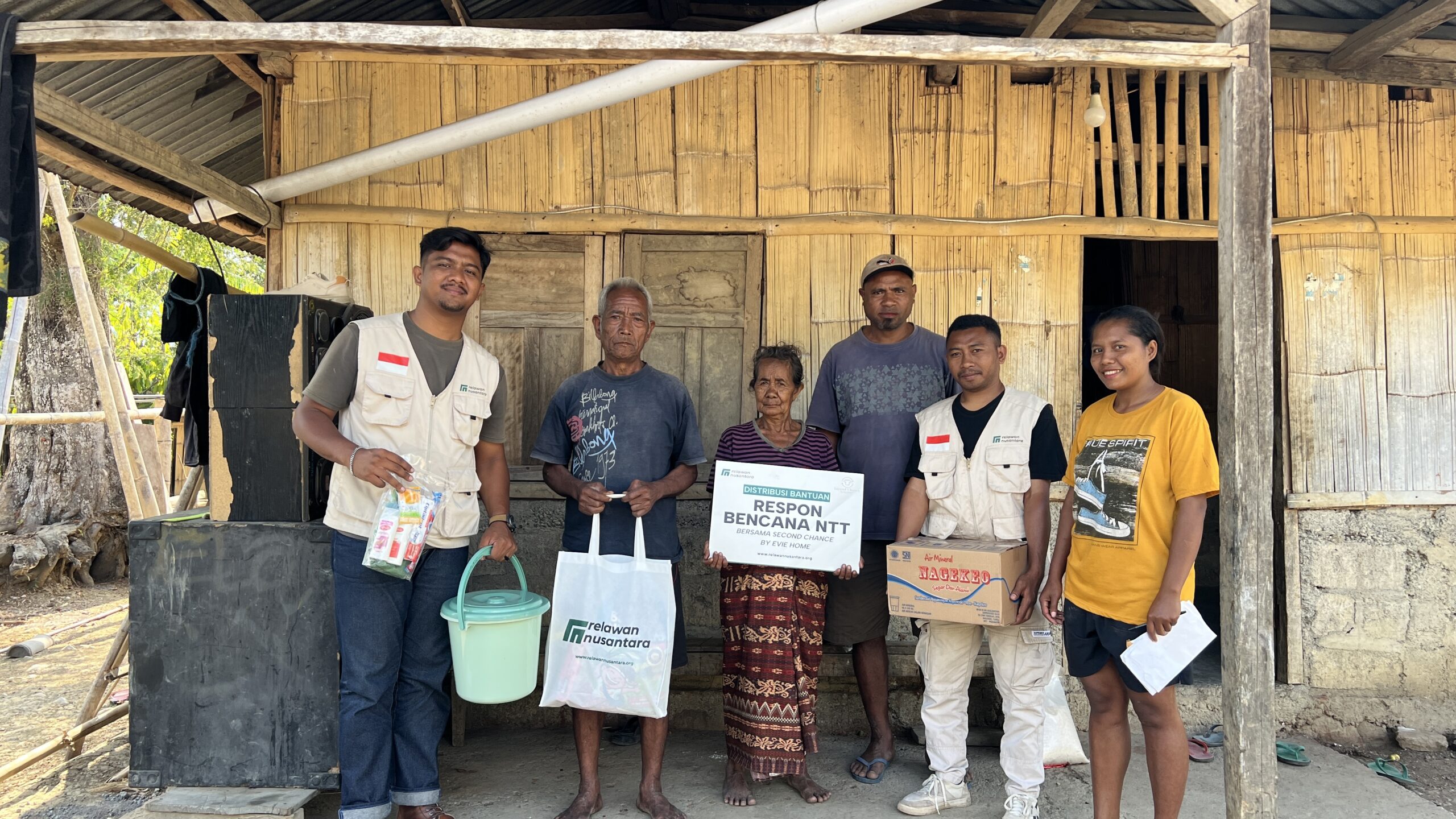 Penyerahan simbolis paket bantuan sembako dan perlengkapan sanitasi dari Second Chance by Evie Home bersama Relawan Nusantara kepada keluarga penyintas gempa di Desa Nili Waru Sae.