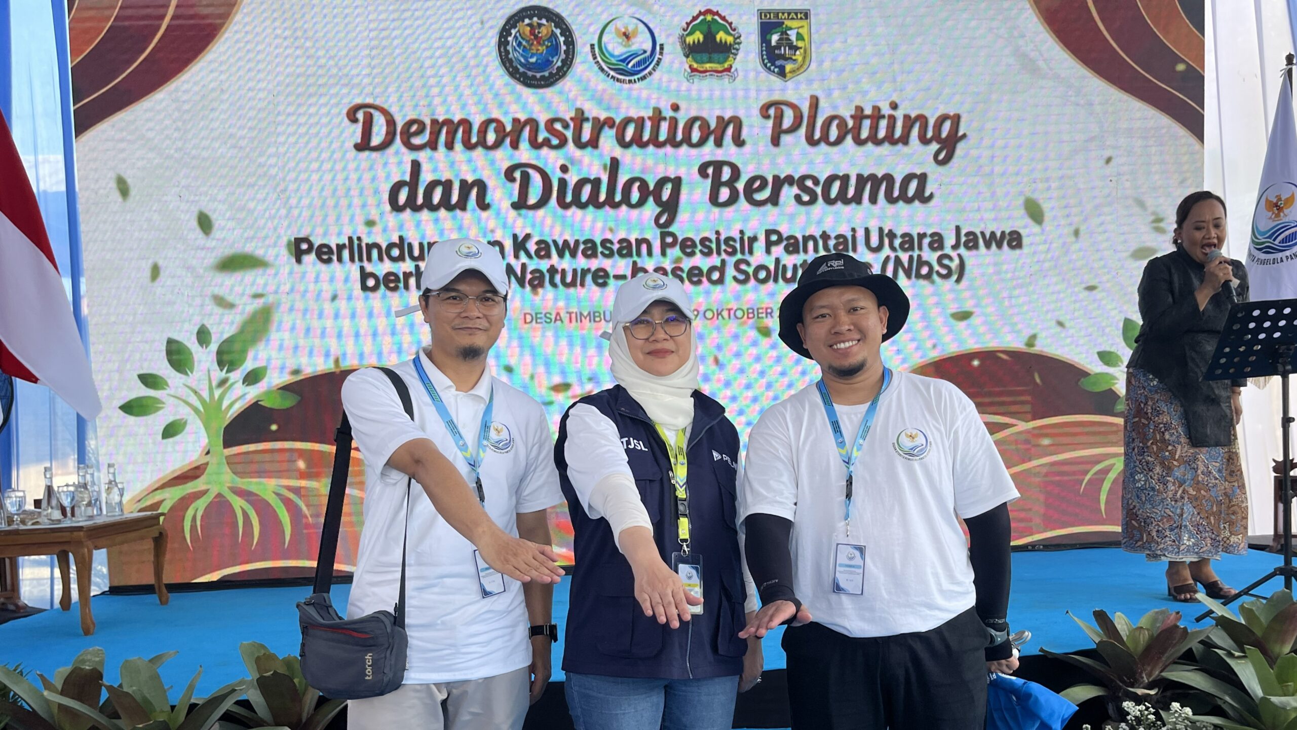 Perwakilan PT PELNI dan Relawan Nusantara berdiri di panggung acara Demonstration Plotting Perlindungan Pesisir Demak berbasis Nature-based Solutions.