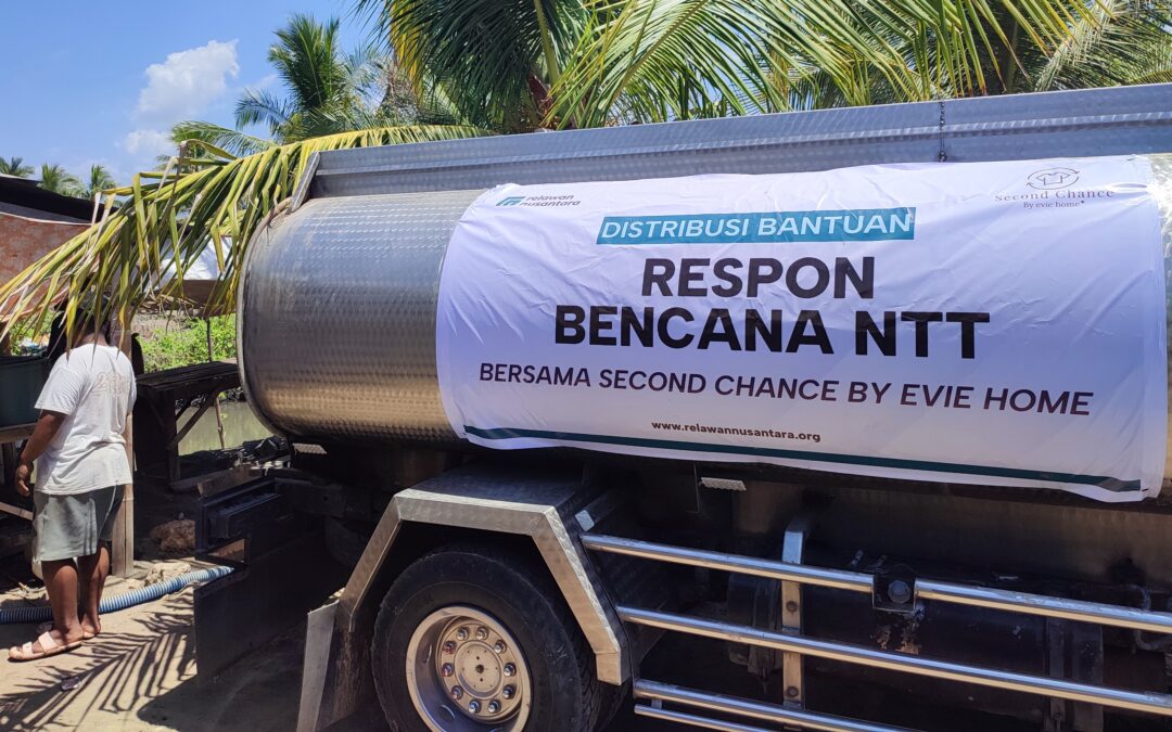 Truk tangki membawa 15.000 liter air bersih dari Second Chance by Evie Home dan Relawan Nusantara untuk penyintas gempa dan kekeringan di Nagekeo, NTT.