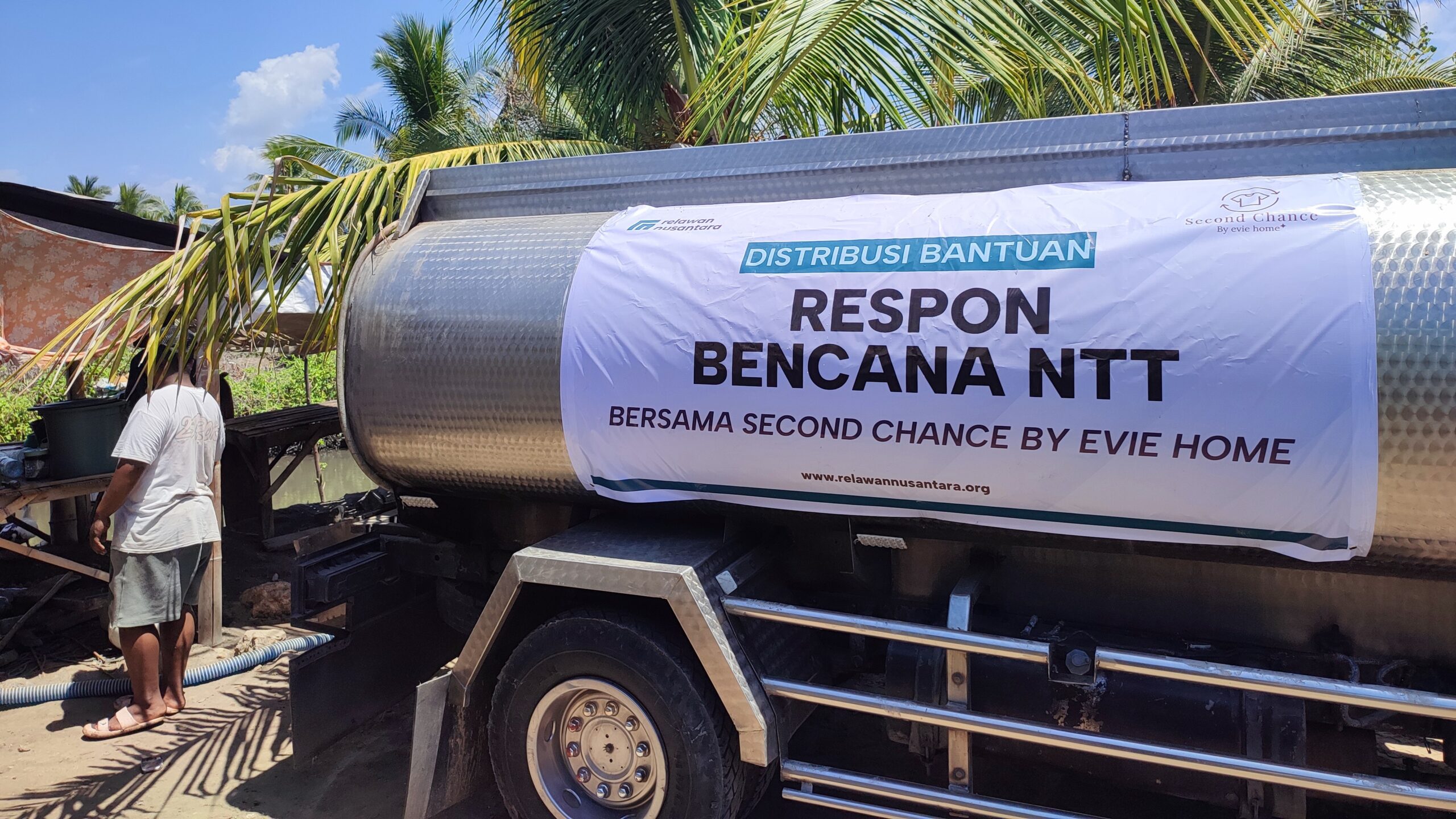 Truk tangki membawa 15.000 liter air bersih dari Second Chance by Evie Home dan Relawan Nusantara untuk penyintas gempa dan kekeringan di Nagekeo, NTT.