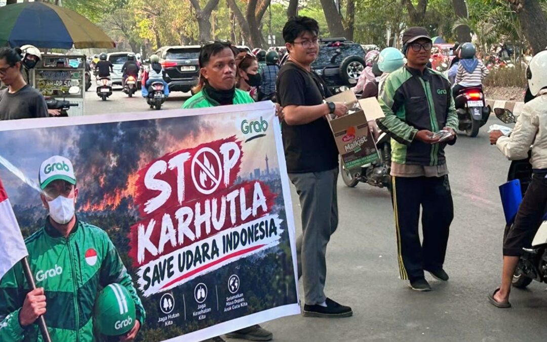 Influencer Dyana Yassin Berbagi Sembako dan Masker untuk Masyarakat di Makassar