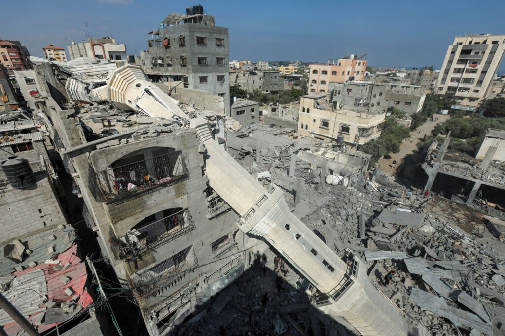 Pemandangan udara menara masjid dan bangunan pemukiman warga yang hancur roboh akibat dampak genosida di Jalur Gaza.