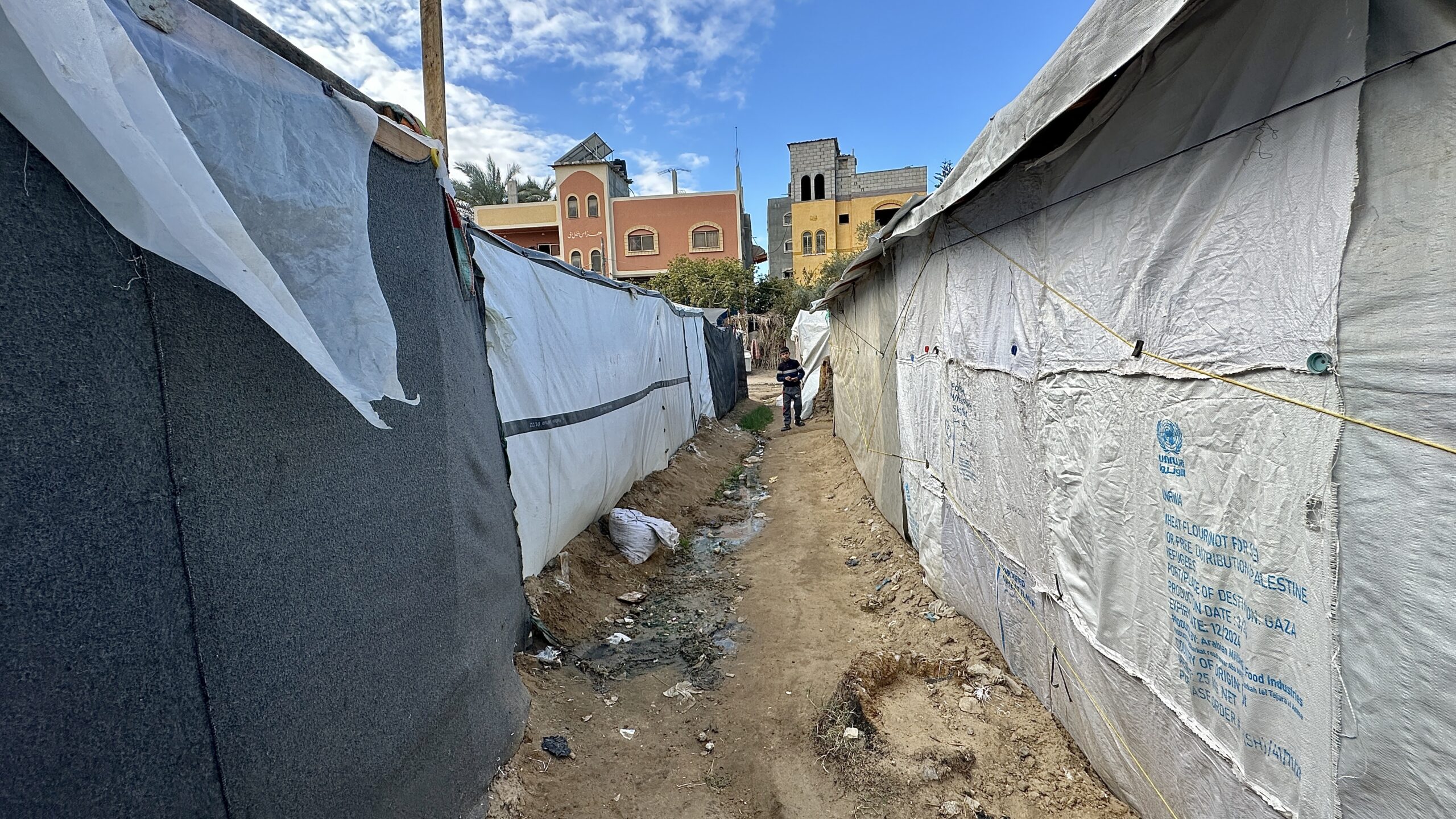 Kondisi deretan tenda pengungsian Palestina yang rentan terhadap hujan dan banjir musim dingin.