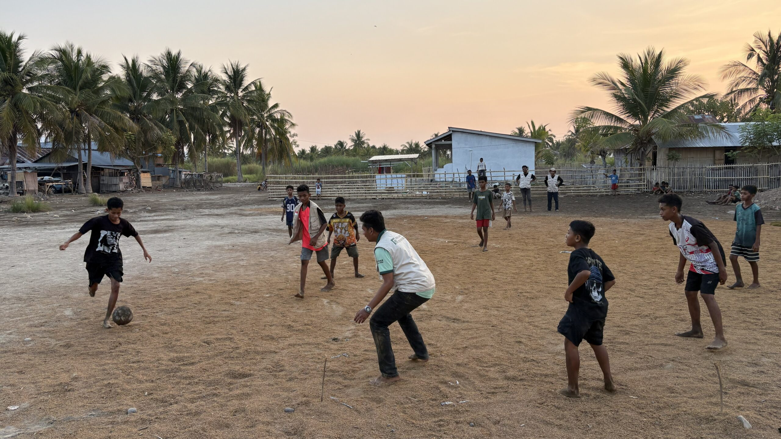 Kegiatan psikososial interaktif bermain sepak bola bersama anak-anak penyintas gempa NTT di Desa Marapokot.