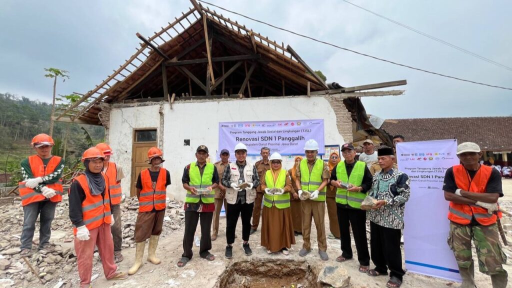 Seremonial peletakan batu pertama renovasi SDN 1 Panggalih oleh perwakilan BUMN, Relawan Nusantara dan instansi setempat.