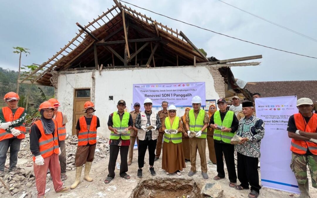 Seremonial peletakan batu pertama renovasi SDN 1 Panggalih oleh perwakilan BUMN, Relawan Nusantara dan instansi setempat.