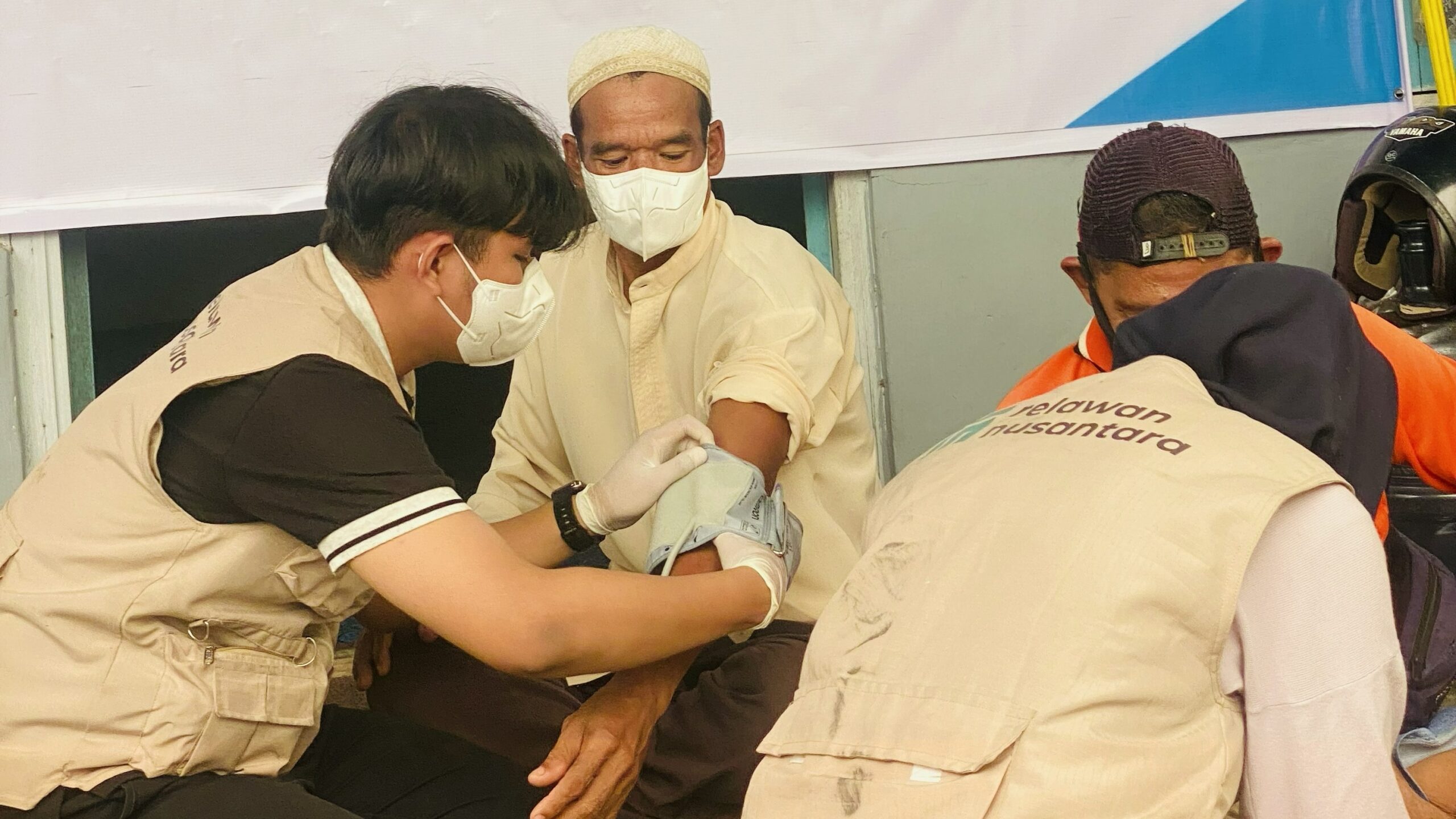 Petugas medis Relawan Nusantara melakukan cek kesehatan lansia di lokasi terdampak kebakaran lahan.
