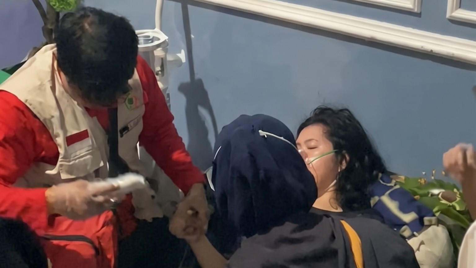 Tim medis Relawan Nusantara memberikan penanganan darurat bantuan oksigen kepada warga penderita asma di lokasi karhutla Palangka Raya.