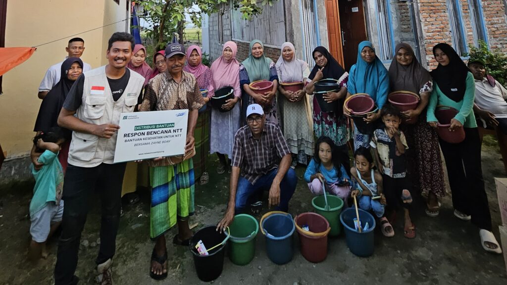 Relawan Nusantara dan Zayne Bday menyerahkan bantuan hygiene kit kepada warga terdampak gempa Flores di Nagekeo.