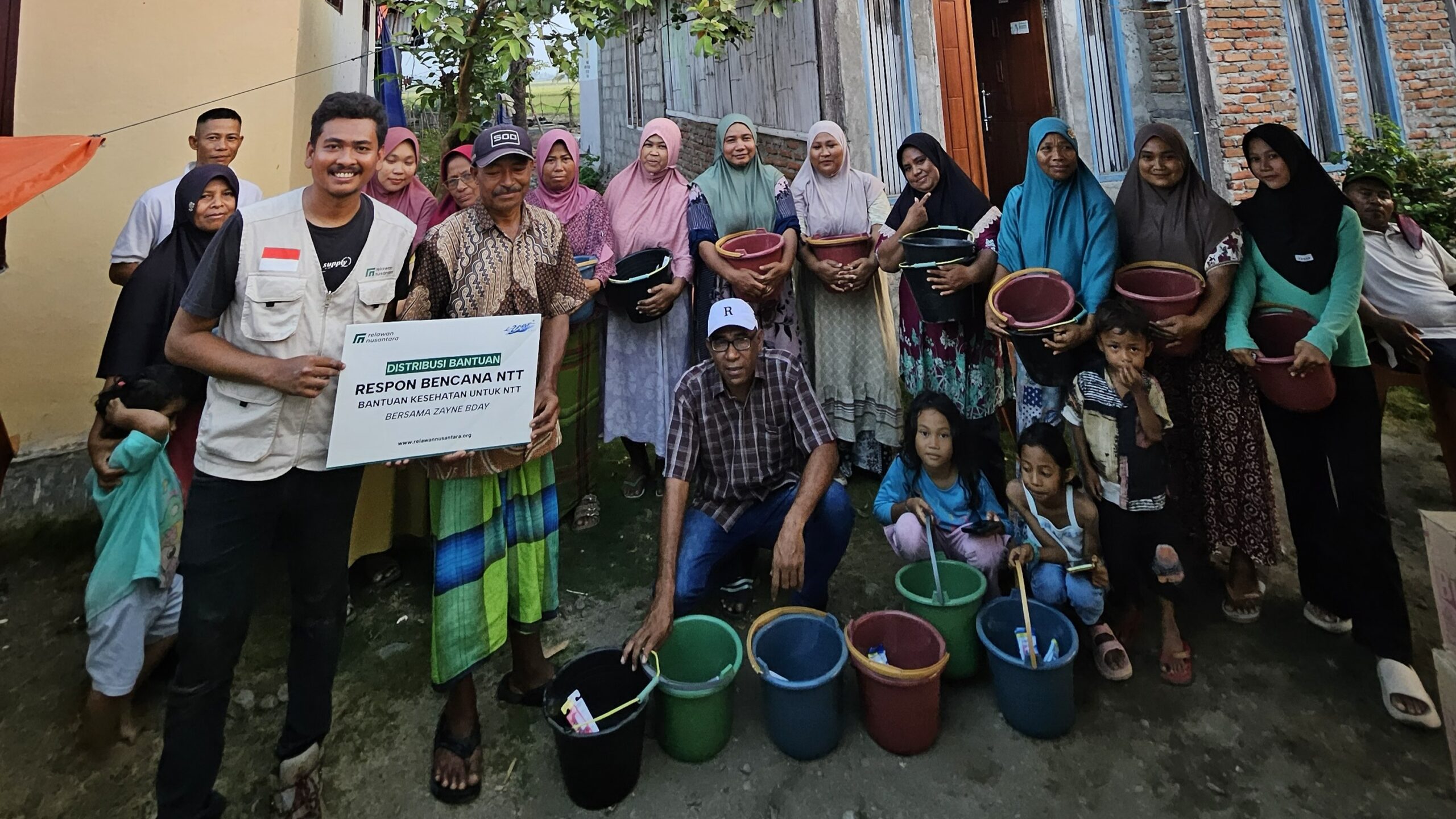 penyaluran-hygiene-kit-gempa-flores-zayne-bday Relawan Nusantara dan Zayne Bday menyerahkan bantuan hygiene kit kepada warga terdampak gempa Flores di Nagekeo.