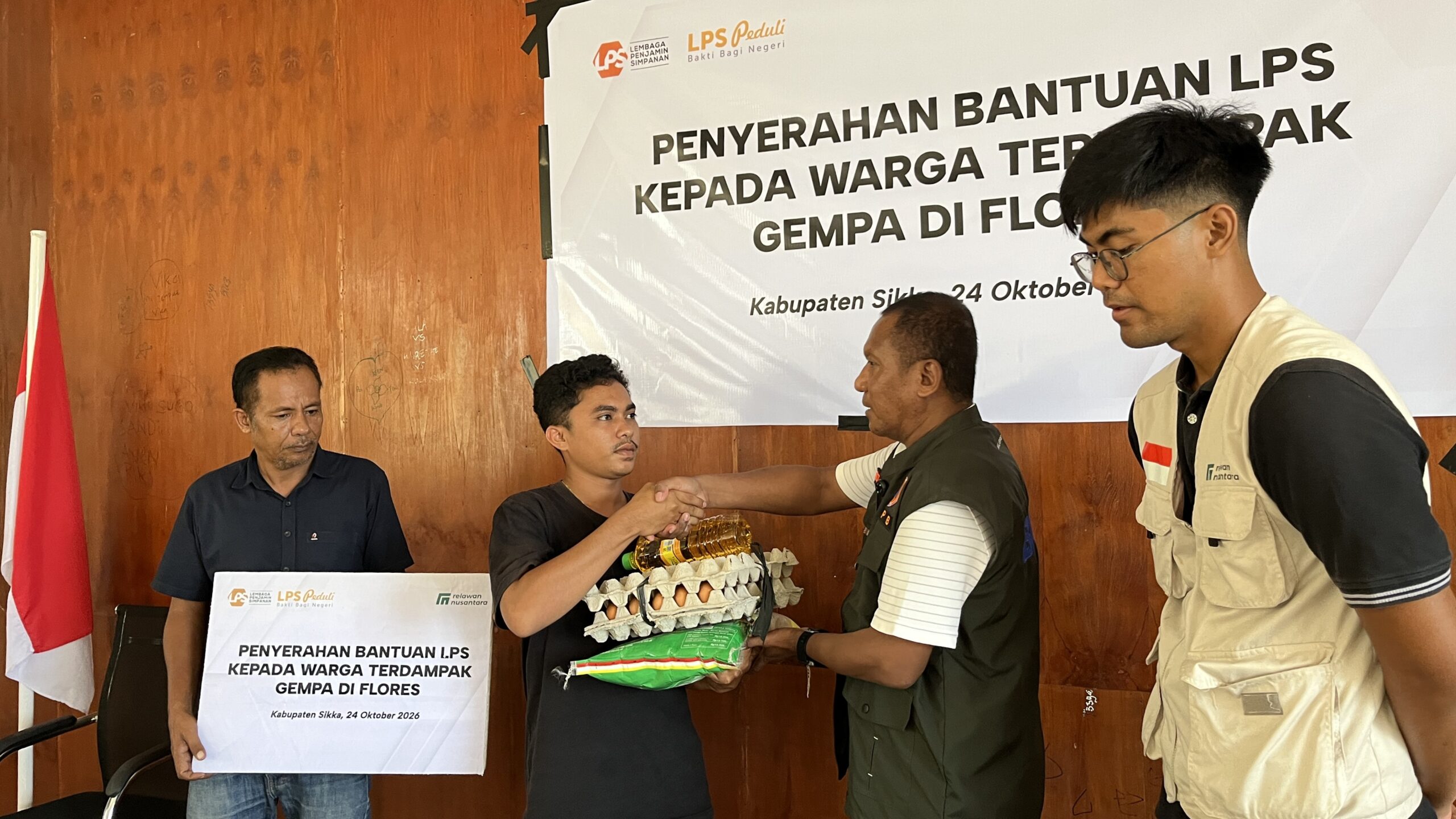 Penyerahan paket bantuan sembako secara langsung kepada warga terdampak gempa bumi di Kabupaten Sikka, NTT.