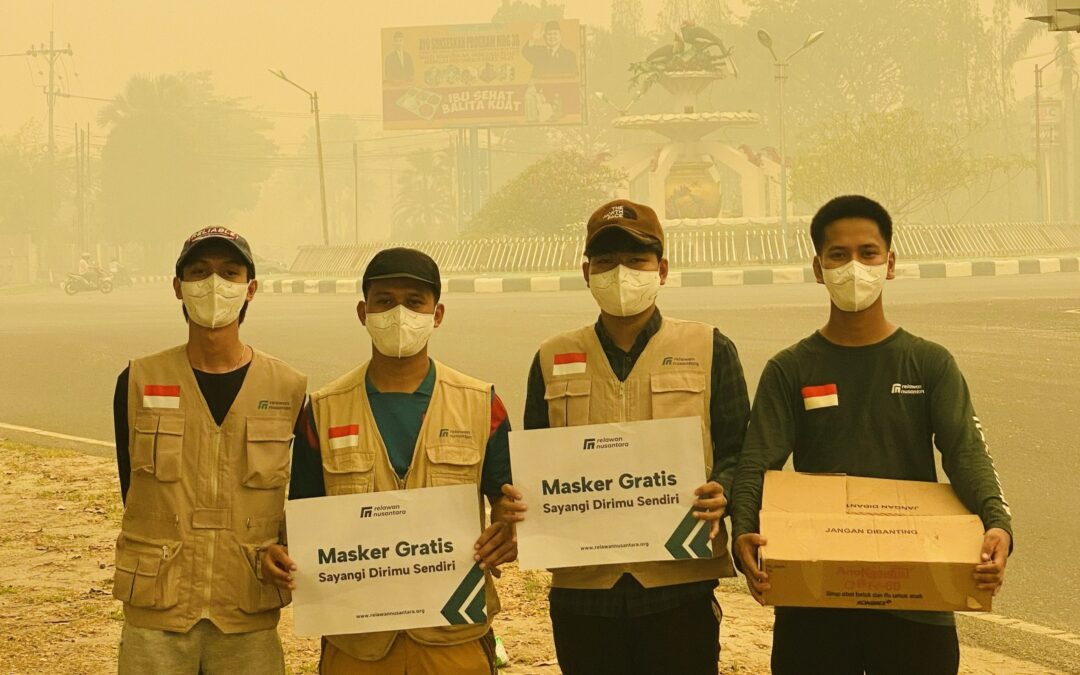 Karhutla Palangka Raya: 300 Masker Gratis Dibagikan untuk Pengguna Jalan