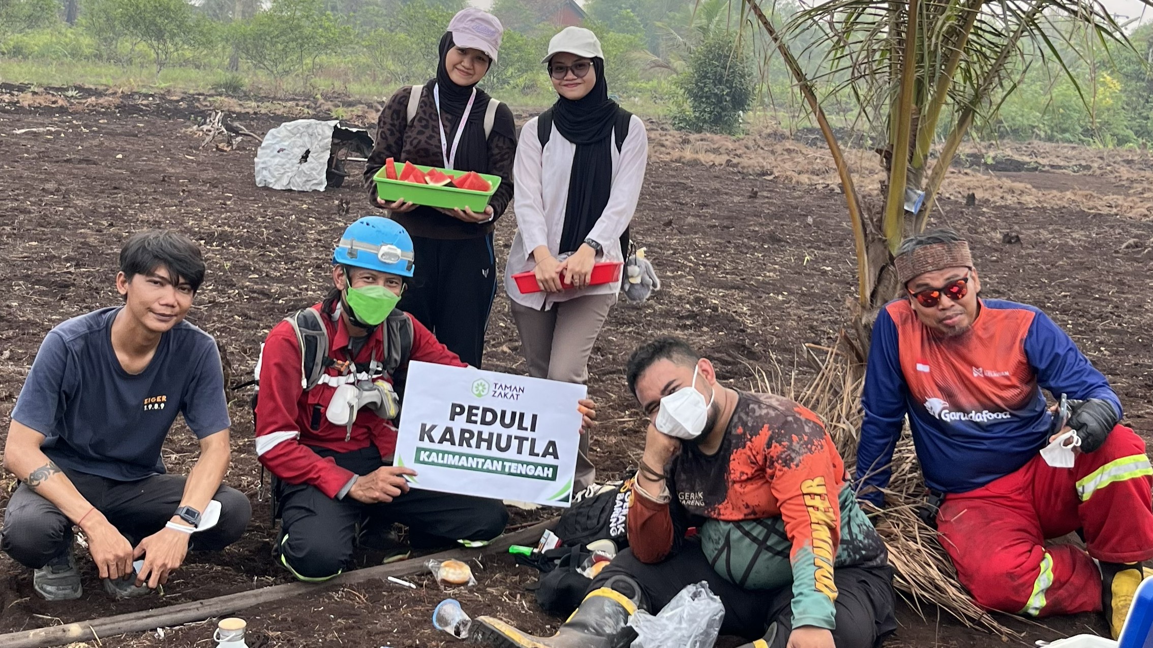 Tim relawan pemadam karhutla beristirahat sambil menerima Pos Segar di Palangka Raya