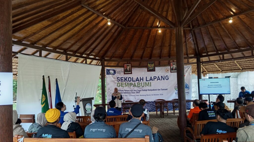 Peserta dan relawan mengikuti sesi pembekalan Sekolah Lapang Gempa Bumi di Lembang.